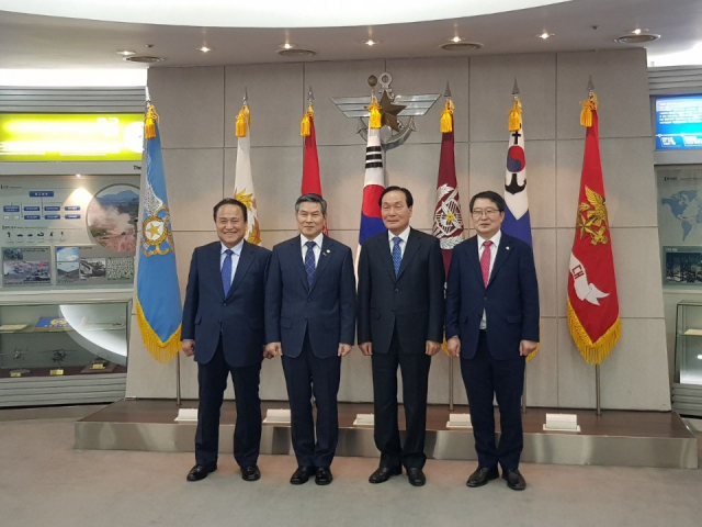 (왼쪽부터)김영만 군위군수, 정경두 국방부장관, 김주수 의성군수, 백승주 국회의원은 25일 국방부에서 만나 대구경북 통합신공항 이전사업에 대해 논의했다. 군위군 제공