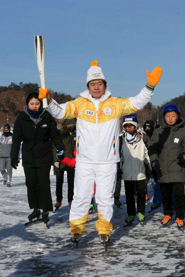 한국 스피드스케이팅의 1세대 스타였던 이영하 전 국가대표 감독이 25일 당낭암으로 타계했다. 사진은 2018년 1월 25일 인제 남면 빙어호에서 2018평창동계올림픽 성화 봉송을 하는 이영하 전 감독. 연합뉴스