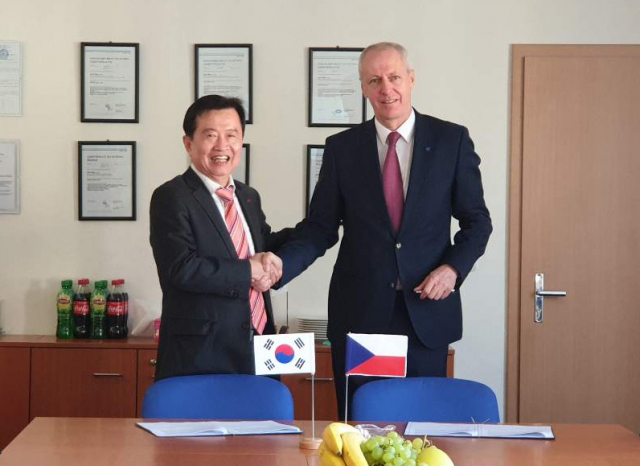 진태은(왼쪽) 한국전력기술 원자력본부장이 25일 체코 국영원자력연구소와 업무협약을 체결했다. 한국전력기술 제공