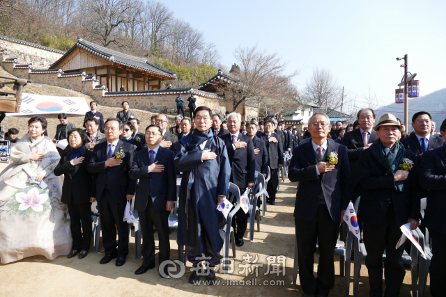 경상북도교육청은 26일 임청각에서 경북인의 독립운동 정신 계승 기념식 행사를 열었다. 임종식 경북교육감 등 참석자들이 국민의례를 하고 있다. 김영진 기자