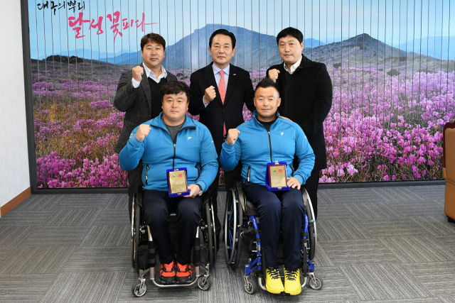 대구 달성군청 휠체어테니스단이 최근 열린 스리랑카 국제대회에서 단·복식 2관왕을 차지하고 돌아와 김문오 군수와 기념촬영을 하고 있다. 앞줄 왼쪽부터 오상호, 이하걸 선수. 달성군 제공