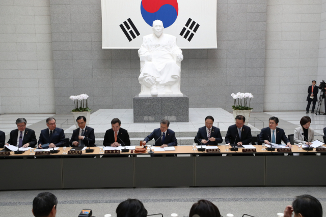 문재인 대통령이 26일 오전 서울 용산구 백범 기념관에서 열린 국무회의에서 의사봉을 두드리고 있다. 연합뉴스