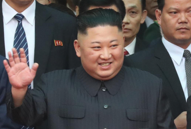 북미 정상회담을 하루 앞둔 26일 김정은 북한 국무위원장이 중국과 접경지역인 베트남 랑선성 동당역에 도착해 현지 환영단에 손 흔들고 있다. 연합뉴스