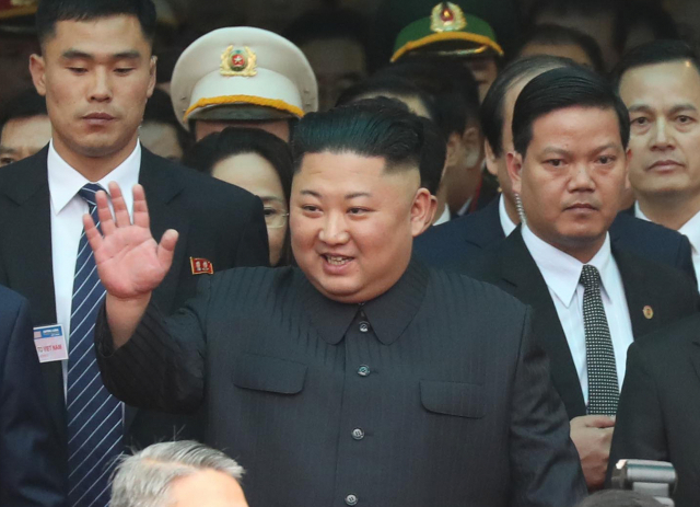 북미정상회담을 하루 앞둔 26일 김정은 북한 국무위원장이 중국과 접경지역인 베트남 랑선성 동당역에 도착해 현지 환영단에게 손 흔들고 있다. 연합뉴스
