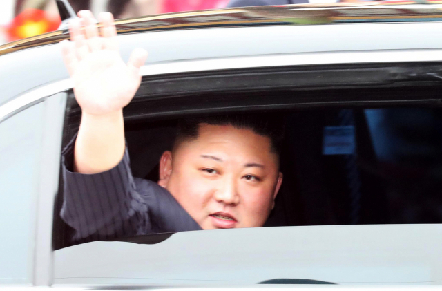 북미정상회담을 하루 앞둔 26일 김정은 북한 국무위원장이 중국과 접경지역인 베트남 랑선성 동당역에 도착, 차량에 탑승해 환영단에게 손 흔들고 있다. 연합뉴스