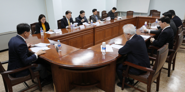26일 오전 매일신문사 회의실에서 제18기 독자위원회 위원들이 지면평가를 하고 있다. 김영진 기자 kyjmaeil@msnet.co.kr