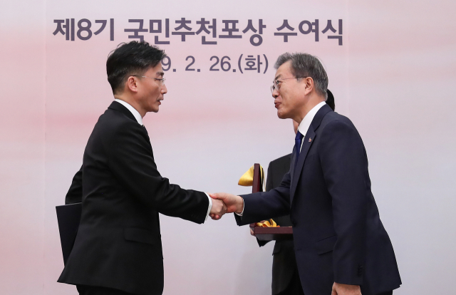 문재인 대통령이 26일 오후 청와대 열린 제8기 국민추천포상 수여식에서 이국종 아주대 권역 외상센터장에게 국민훈장 무궁화장을 수여하고 있다. 이 교수는 중증외상 분야를 널리 알려 권역외상센터 도입에 중추적 역할을 한 것과 석해균 선장, 판문점 귀순 병사 치료한 공로를 인정받아 서훈됐다. 연합뉴스