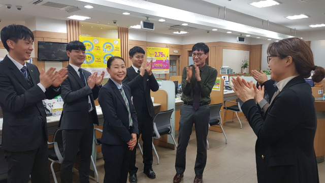 보이스피싱 피해를 막은 농협은행 신영주지점 박순미 대리에게 동료 직원들이 박수를 보내고 있다. 마경대 기자