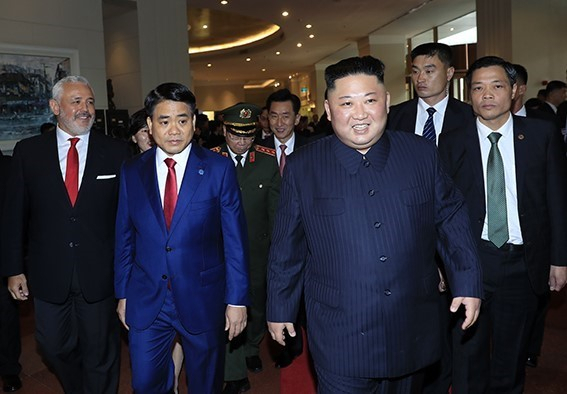 북미정상회담을 하루 앞둔 26일 김정은 북한 국무위원장이 베트남 하노이 멜리아 호텔에 도착해 관계자들과 이동하고 있다. 연합뉴스