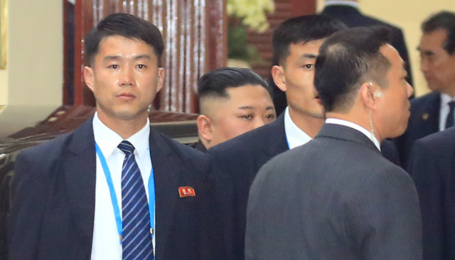 김정은 국무위원장이 26일(현지시간) 북한대사관에 도착, 차량에서 내리고 있다. 연합뉴스