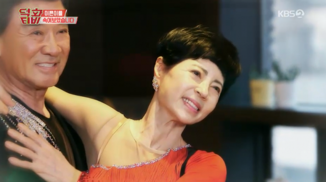 덕화TV(덕화티비) 26일 오후 8시 55분 첫 방송. 왼쪽 이덕화, 오른쪽 부인 김보옥 씨. tv 화면 캡처