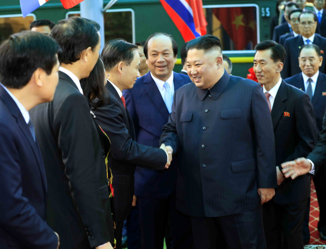 북미정상회담을 하루 앞둔 26일 김정은 북한 국무위원장이 중국과 접경지역인 베트남 랑선성 동당역에 도착해 영접을 나온 베트남 고위 간부들과 인사하고 있다. 연합뉴스