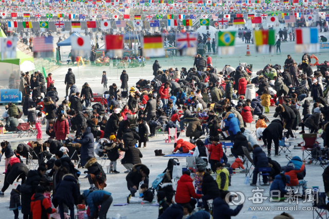 지난해 안동지역 경제를 이끈 소비층의 절반 이상이 외지에서 유입된 사람들인 것으로 나타났다. 안동 겨울축제를 대표하는 암산얼음축제 모습. 안동시 제공
