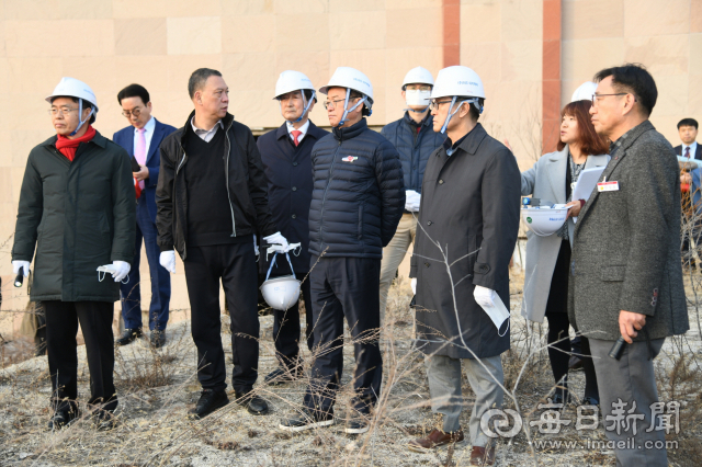 이철우 경북도지사와 장헌운 중국 분마그룹 회장, 장욱현 영주시장, 최교일 국회의원 등이 판타시온 리조트를 둘러보고 있다. 마경대 기자