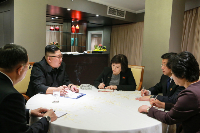 김정은 북한 국무위원장이 26일 베트남 하노이에 도착해 실무대표단의 보고를 받았다고 노동신문이 27일 보도했다. [국내에서만 사용가능. 재배포 금지. For Use Only in the Republic of Korea. No Redistribution] 연합뉴스