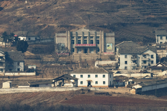 제2차 북미정상회담 첫날인 27일 경기도 파주시 서부전선 비무장지대(DMZ)에서 바라본 북측 마을에 