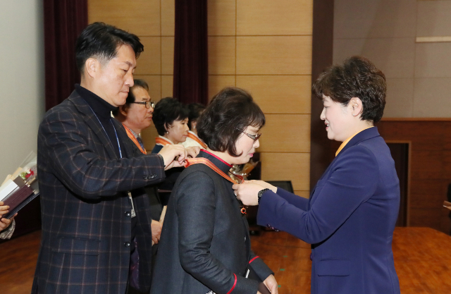 강은희 대구시교육감이 26일 퇴직교원 정부포상 대상자에 표창을 전수하고 있다. 대구시교육청 제공