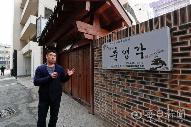 김태훈 교사가 현계옥이 소속됐던 대구기생조합의 후신 달성권번의 현재 위치에서 독립운동 당시 기생의 활약을 설명하고 있다.