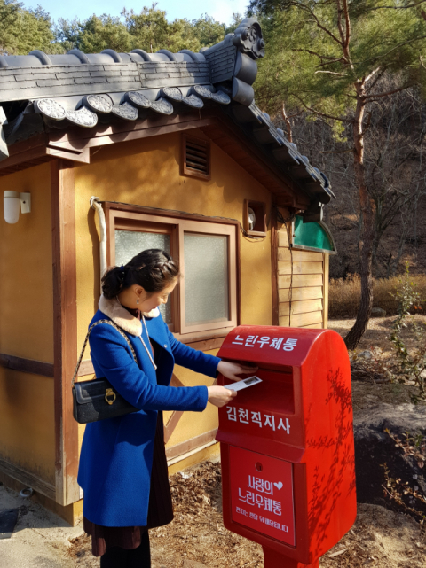 김천 직지사를 방문한 관광객이 