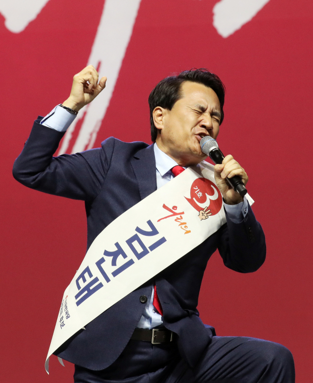 27일 오후 경기도 고양시 킨텍스에서 열린 자유한국당 전당대회에서 김진태 당 대표 후보가 당원들에게 지지를 호소하고 있다. 연합뉴스