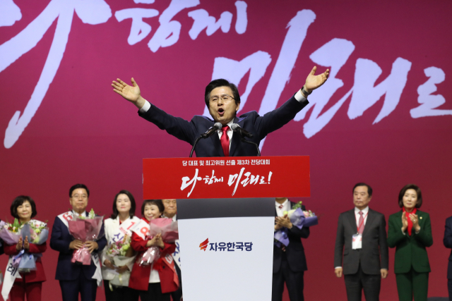27일 오후 경기도 고양시 킨텍스에서 열린 자유한국당 전당대회에서 새 당 대표로 선출된 황교안 전 총리가 두 손을 번쩍 들고 인사하고 있다. 연합뉴스
