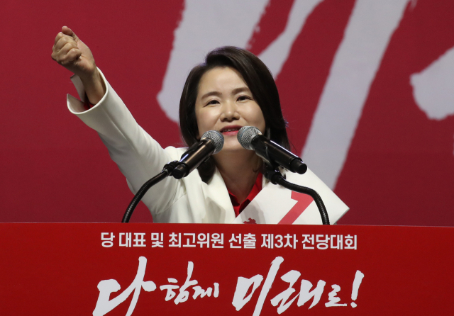 27일 오후 경기도 고양시 킨텍스에서 열린 자유한국당 전당대회에서 당 청년최고위원에 출마한 신보라 후보가 정견발표를 하고 있다. 연합뉴스