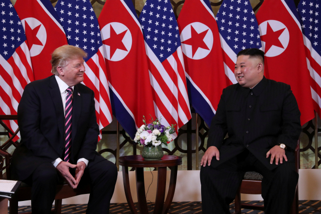 도널드 트럼프 미국 대통령과 김정은 북한 국무위원장이 27일 오후(현지시간) 만찬에 앞서 2차 북미정상회담장인 하노이 회담장 메트로폴 호텔에서 만나 환담을 나누고 있다. 연합뉴스