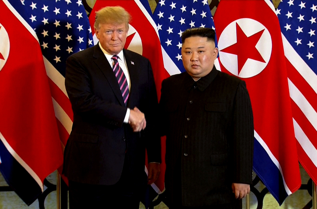 도널드 트럼프(왼쪽) 미국 대통령과 김정은 북한 국무위원장이 27일(현지시간) 베트남의 소피텔 레전드 메트로폴 하노이 호텔에서 만나 악수하고 있다. 지난해 6월 12일 싱가포르 센토사섬에서 역사적인 첫 북미정상회담을 했던 두 정상이 얼굴을 다시 마주한 것은 260일 만이다. 연합뉴스