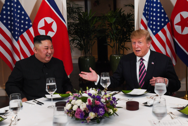도널드 트럼프(오른쪽) 미국 대통령과 김정은 북한 국무위원장이 제2차 북미정상회담 첫날인 27일(현지시간) 회담장인 베트남 하노이의 소피텔 레전드 메트로폴 호텔에서 원탁 식탁에 옆으로 나란히 앉아 친교만찬을 하고 있다. 연합뉴스