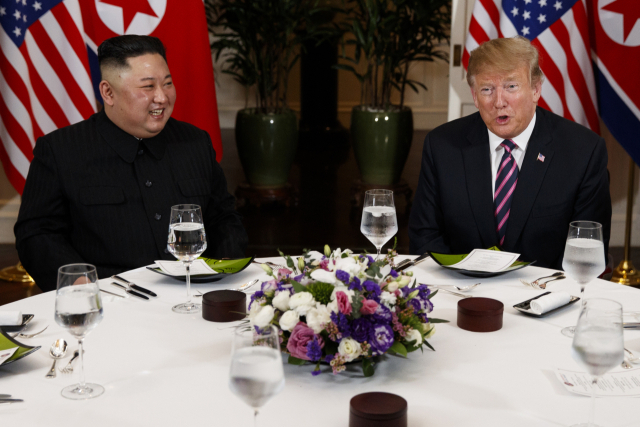 도널드 트럼프(오른쪽) 미국 대통령과 김정은 북한 국무위원장이 제2차 북미정상회담 첫날인 27일(현지시간) 회담장인 베트남 하노이 소피텔 레전드 의 친교만찬 식탁에 옆으로 나란히 앉아 이야기를 나누고 있다. 연합뉴스
