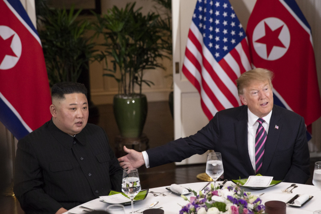 도널드 트럼프 미국 대통령과 김정은 북한 국무위원장이 27일 오후(현지시간) 2차 북미정상회담장인 하노이 회담장 메트로폴 호텔에서 만나 만찬을 하고 있다. 연합뉴스
