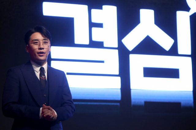 빅뱅 승리(본명 이승현)가 27일 소속사 YG엔터테인먼트를 통해 경찰에 출석해 마약 유통과 해외 투자자 성접대 의혹 등 수사에 협조하겠다고 밝혔다. 앞서 승리가 사내이사로 재직한 클럽 버닝썬은 약물 성폭행이 버젓이 일어나는 등 범죄의 온상이라는 의혹을 샀다. 사진은 2018년 10월 1일 서울 종로구 JW메리어트 동대문스퀘어서울에서 열린 넷플릭스 리얼 시트콤 