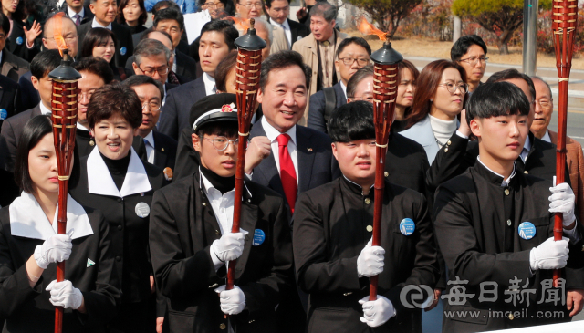 2.28 민주운동 59돌을 맞아 28일 대구 도심에서 이낙연 국무총리를 비롯한 고등학생, 시민 1천여명이 민주운동 재현행사에 참여해 2.28기념중앙공원까지 행진하고 있다.우태욱 기자 woo@imaeil.com