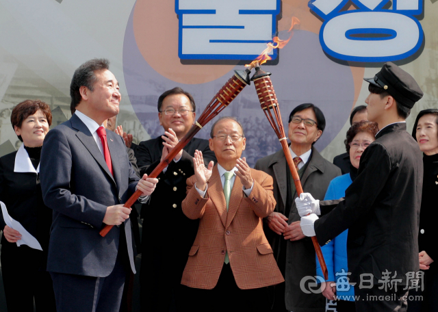 2.28민주운동 59돌을 맞아 28일 대구콘서트하우스에서 이낙연 국무총리가 2.28민주운동 재현행사 출정식에 참가해 학생대표와