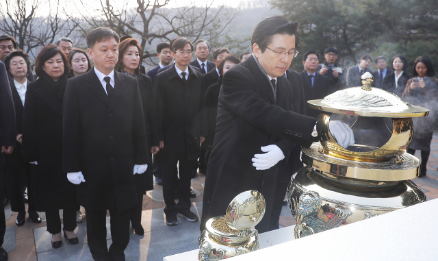 자유한국당 황교안 신임 당 대표가 당 지도부와 함께 28일 오전 동작구 국립서울현충원 내 고 김대중 전 대통령의 묘역을 참배하고 있다. 연합뉴스