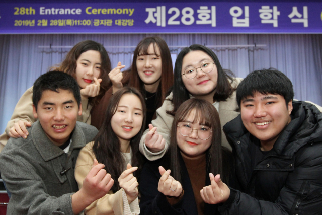 구미대 호텔조리학과 3·4학년 재학생들의 친동생 4명이 같은 학과에 나란히 입학해 화제다. 앞줄(신입생) 왼쪽부터 김민석·정다현·나희빈·김동희 씨, 뒷줄(선배) 왼쪽부터 김지예·정다희·나은빈 씨. 김단영 씨는 참석하지 못했다. 구미대 제공