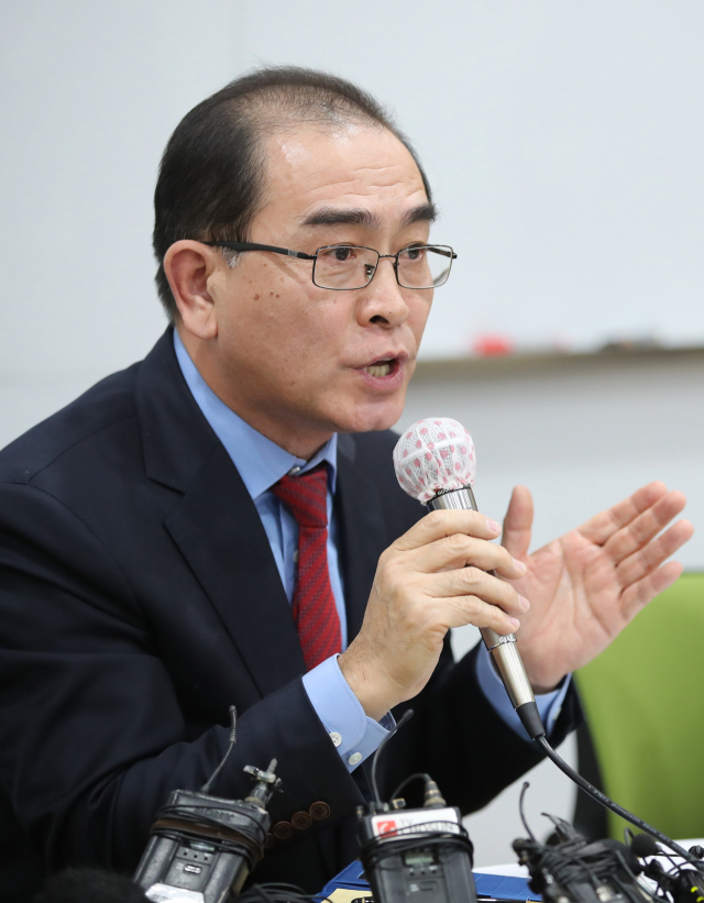 9일 오전 지난해 11월 돌연 행적을 감춘 조성길 이탈리아 주재 북한 대사 대리의 가족의 한국행을 지지하는 시민연대 결성 기자회견에서 태영호 전 영국주재 북한 공사가 취재진 질문에 답하고 있다. 연합뉴스