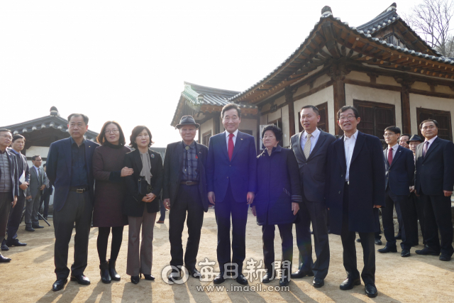 임청각 직계 후손들과 사진을 찍고 있는 이낙연 국무총리. 김영진 기자