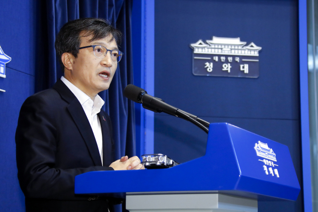 청와대 김의겸 대변인이 28일 오후 춘추관에서 북미정상회담 관련, 브리핑하고 있다. 연합뉴스