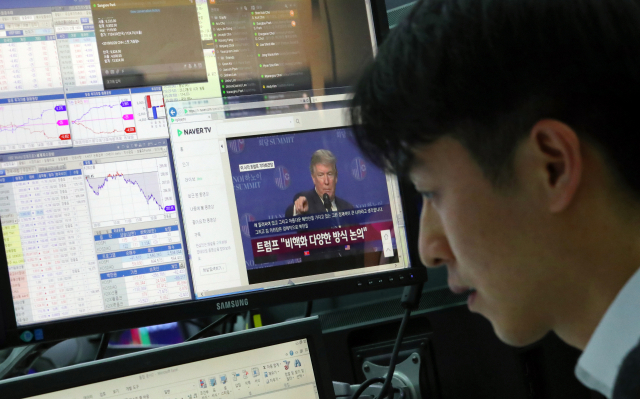 코스피 지수가 2차 북미 정상회담의 불안한 전개에 급락하며 전 거래일보다 39.35포인트(1.76%) 내린 2,195.44로, 코스닥 지수는 전 거래일보다 20.91포인트(2.78%) 내린 731.25로 거래를 마친 28일 서울 중구 KEB하나은행 딜링룸에서 한 딜러의 화면에 트럼프 대통령 북미회담 결렬 관련 기자회견 모습이 방송되고 있다. 연합뉴스