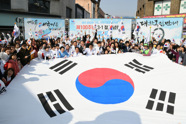 영주 문화의 거리에서 태극기 퍼포먼스를 펼치고 있다. 영주시 제공