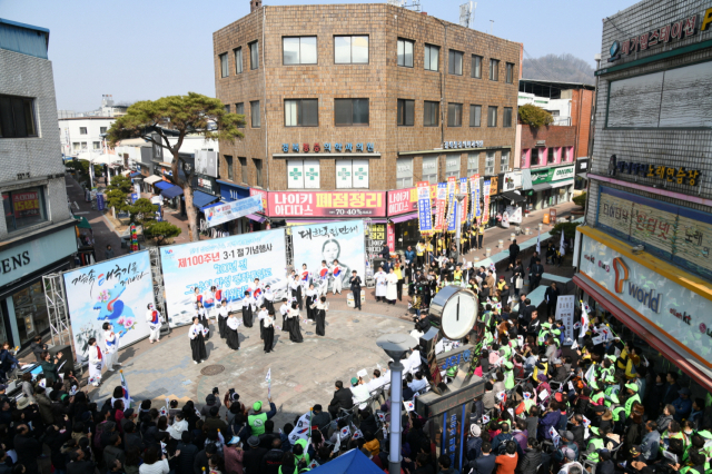영주 문화의 거리에서 3.1절 기념 행사를 펼치고 있다. 영주시 제공