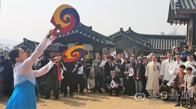 임청각 군자정 앞 마당에서 3·1운동 100주년을 기념해 만세운동 재현 거리행진을 마친 독립유공자 후손 등이 