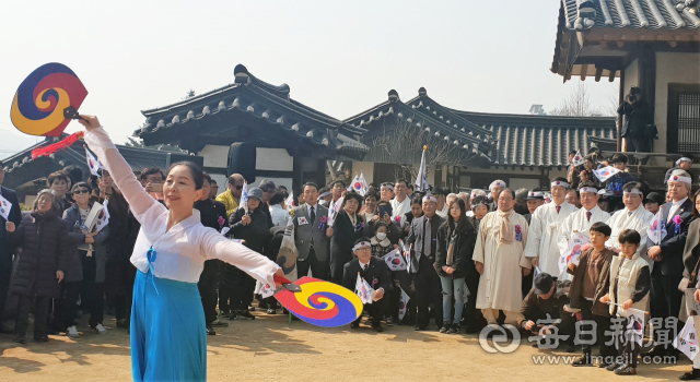 임청각 군자정 앞 마당에서 3·1운동 100주년을 기념해 만세운동 재현 거리행진을 마친 독립유공자 후손 등이