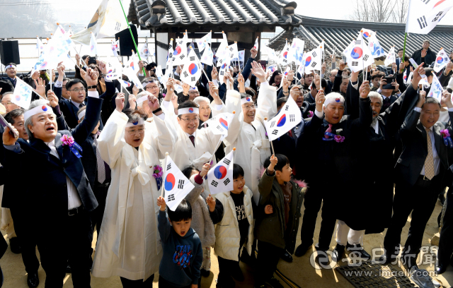 3·1운동 100주년을 기념해 만세운동 재현 거리행진을 마친 독립유공자 후손 등이 임청각에 도착하자 석주 이상룡 선생으로 분장한 배우와 참가자들이 함께