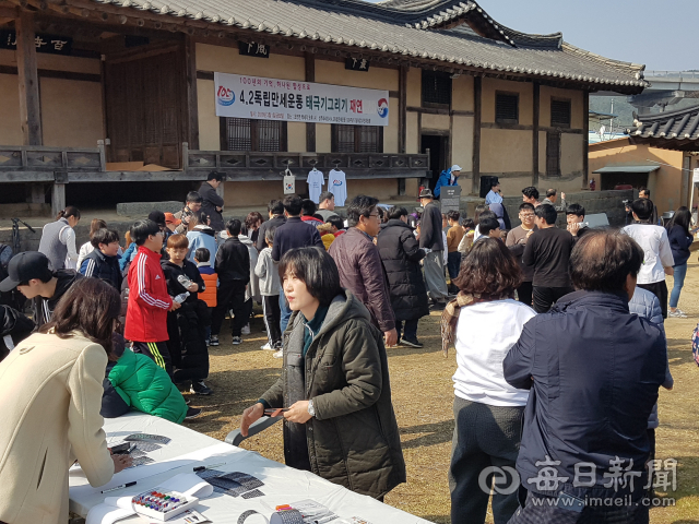 성주 백세각에서 열린 4·2독립만세운동 기념행사 참가자들이 태극기 그리기, 독립청원서 쓰기 등을 하고 있다. 이영욱 기자