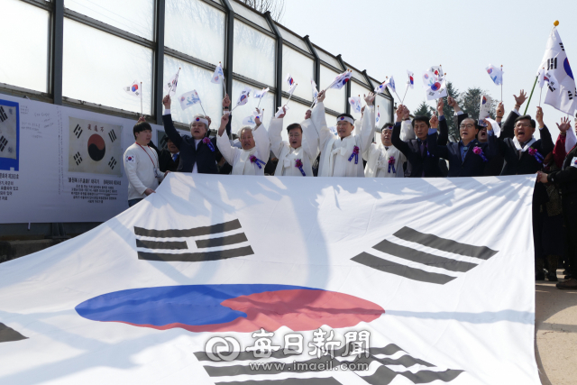 임청각에 도착한 거리행진 행렬이 대형 태극기 앞에서 만세 삼창을 하고 있다. 김영진 기자