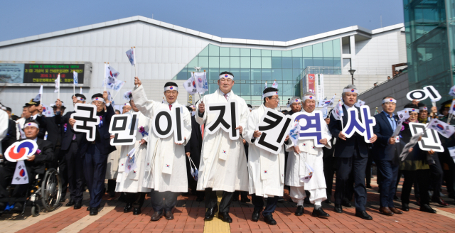안동에서 거리행진에 참석한 내빈들이