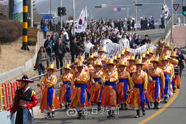 안동에서 열린 3·1만세운동 100주년 기념행사 거리행렬이 임청각 근처에서 자연스럽게 