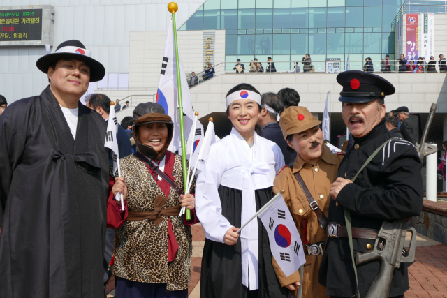 독립운동가와 일본 군인, 순사로 분장한 재현 배우들이 포즈를 취하고 있다. 김영진 기자